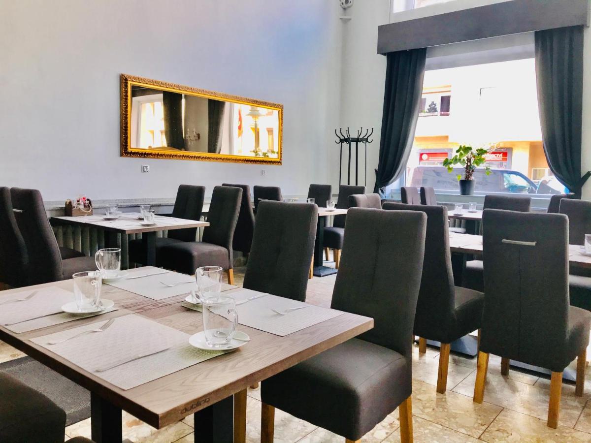 Hotel Bila Ruze Strakonice Esterno foto
