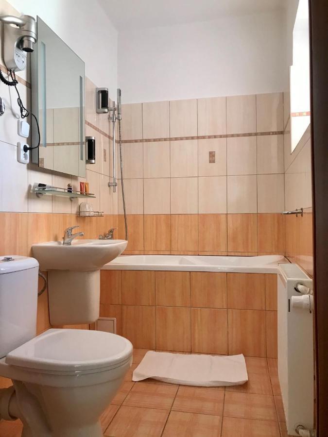 Hotel Bila Ruze Strakonice Esterno foto
