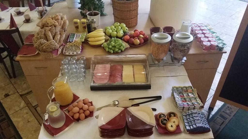 Hotel Bila Ruze Strakonice Esterno foto