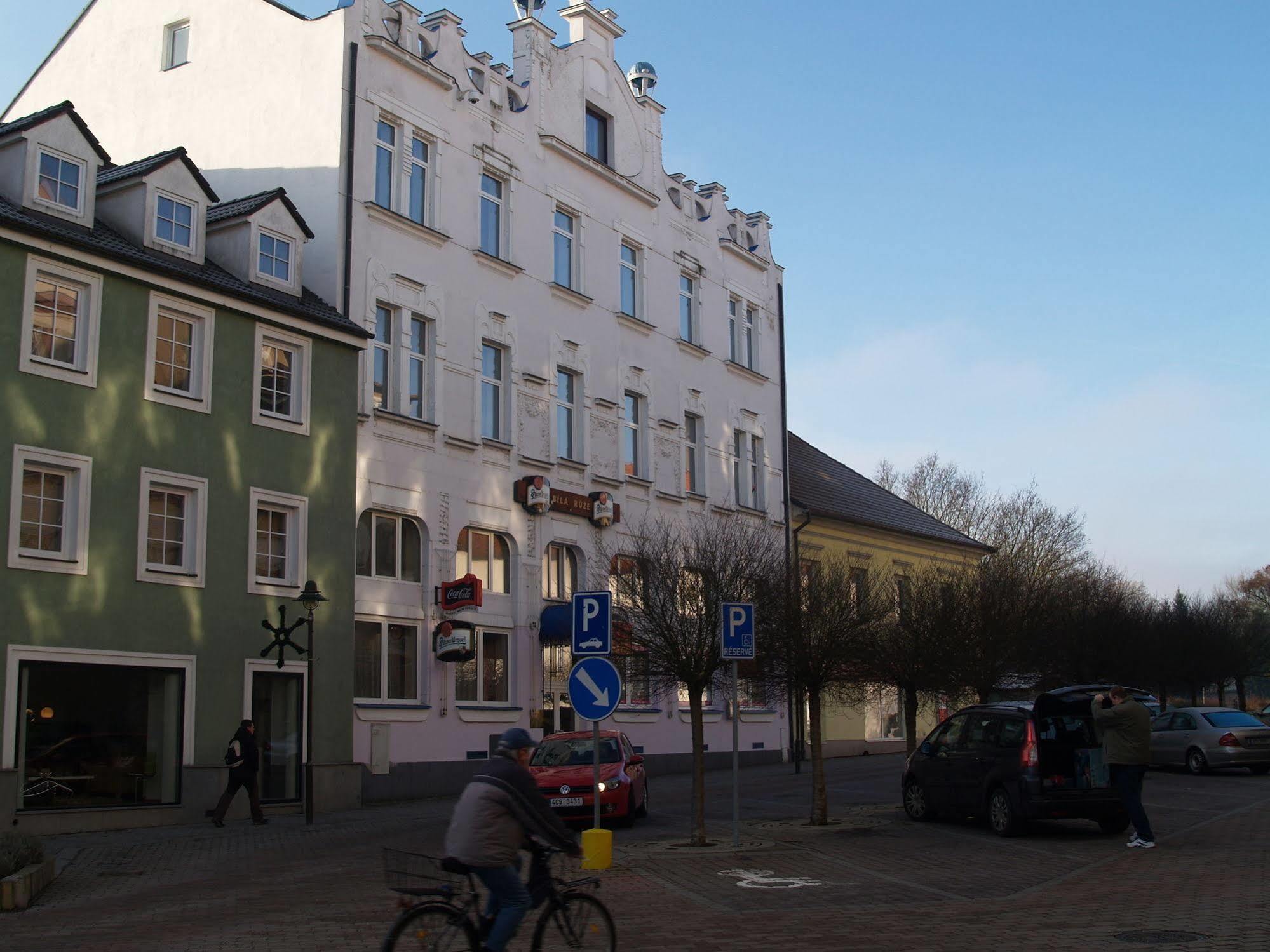 Hotel Bila Ruze Strakonice Esterno foto